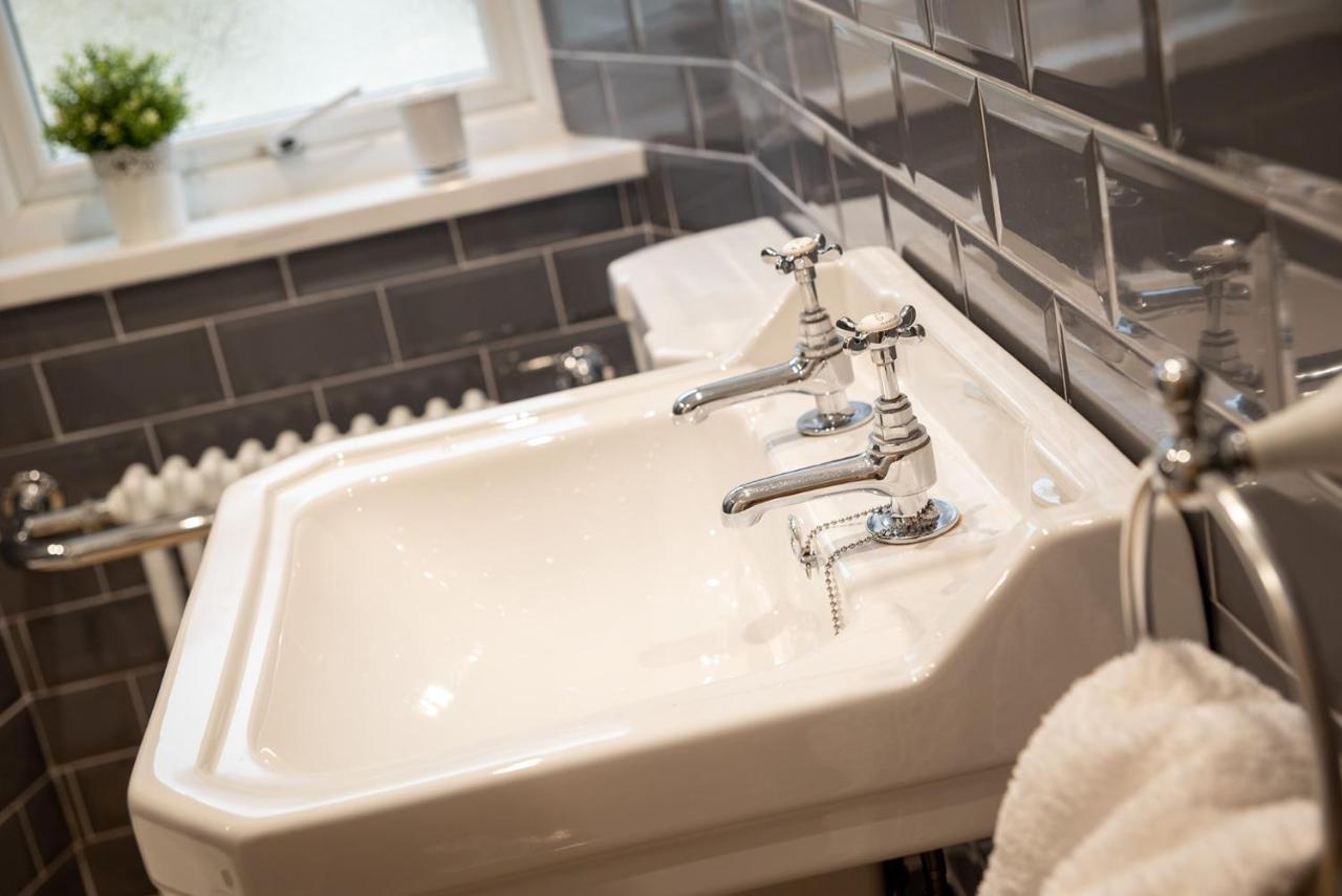 Woodland Cottage - Private Courtyard - Pet Friendly Retreat In The Heart Of Windermere Extérieur photo