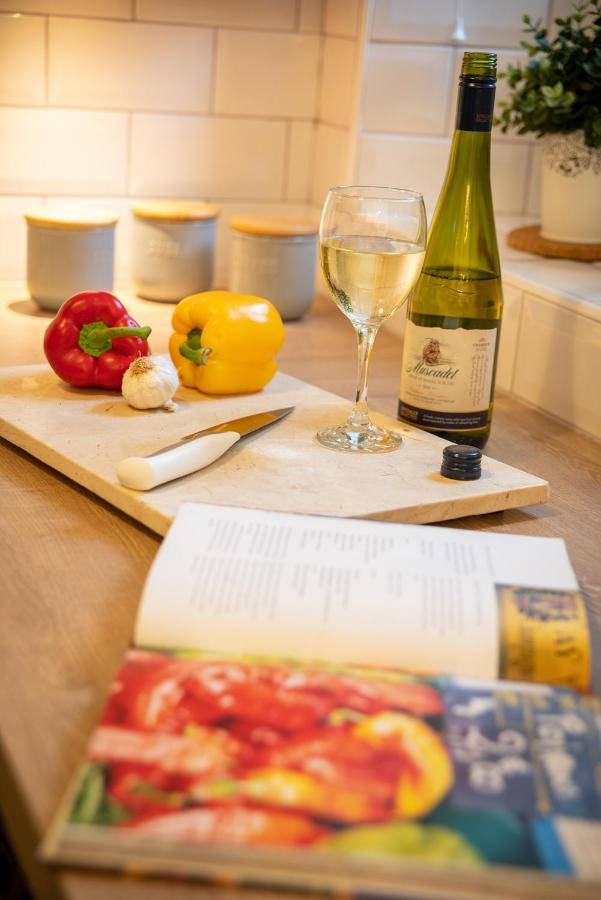 Woodland Cottage - Private Courtyard - Pet Friendly Retreat In The Heart Of Windermere Extérieur photo